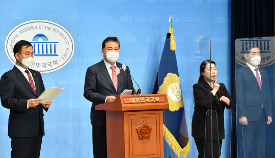 국민의힘 소속 박진(가운데), 최형두(왼쪽), 신원식 의원(오른쪽)이 지난 10일 국회 소통관에서 '코로나19 위기 극복을 위한 백신 외교 적극 추진 및 한미 파트너십 구축을 촉구하는 결의안'의 당론 제출에 관해 기자회견문을 발표하고 있다. 연합뉴스